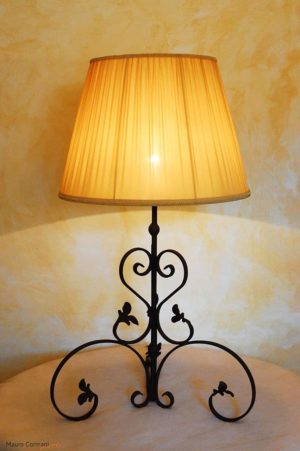 LU 7 - ERANA Lampada da tavolo in ferro battuto realizzata a mano