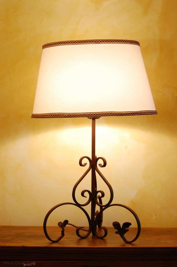LU 4 - ARTEMA Lampada da tavolo in ferro battuto realizzata a mano