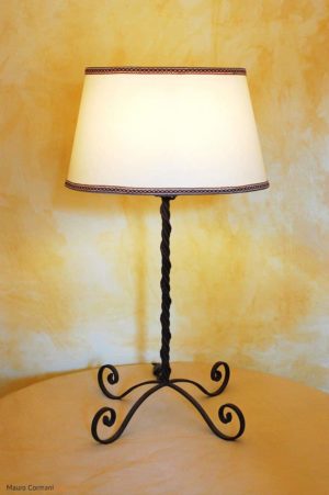 LU 19 - SEIMA Lampada da tavolo in ferro battuto realizzata a mano