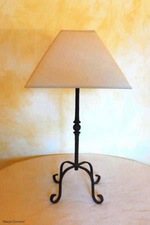 LU 20 - SELENA Lampada da tavolo in ferro battuto realizzata a mano