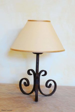 LU 22 - ISADA Lampada da tavolo in ferro battuto realizzata a mano