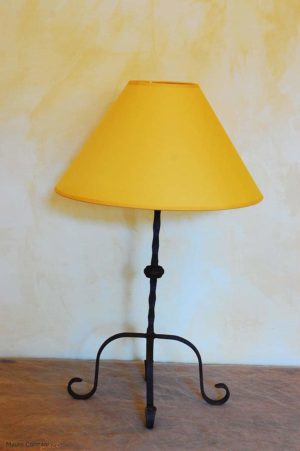LU 29 - MOIRA Lampada da tavolo in ferro battuto realizzata a mano